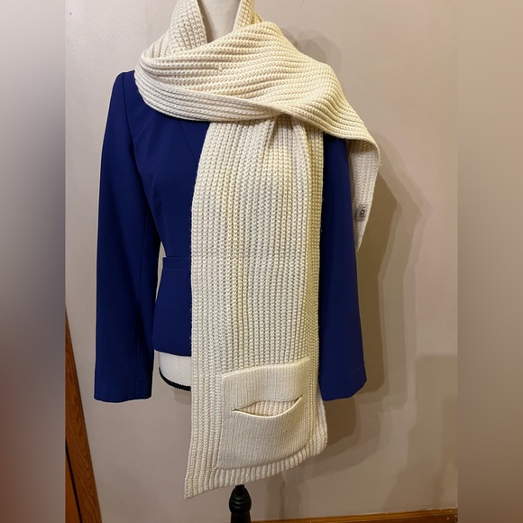 UGG Ivory scarf. - Picture 4 of 11